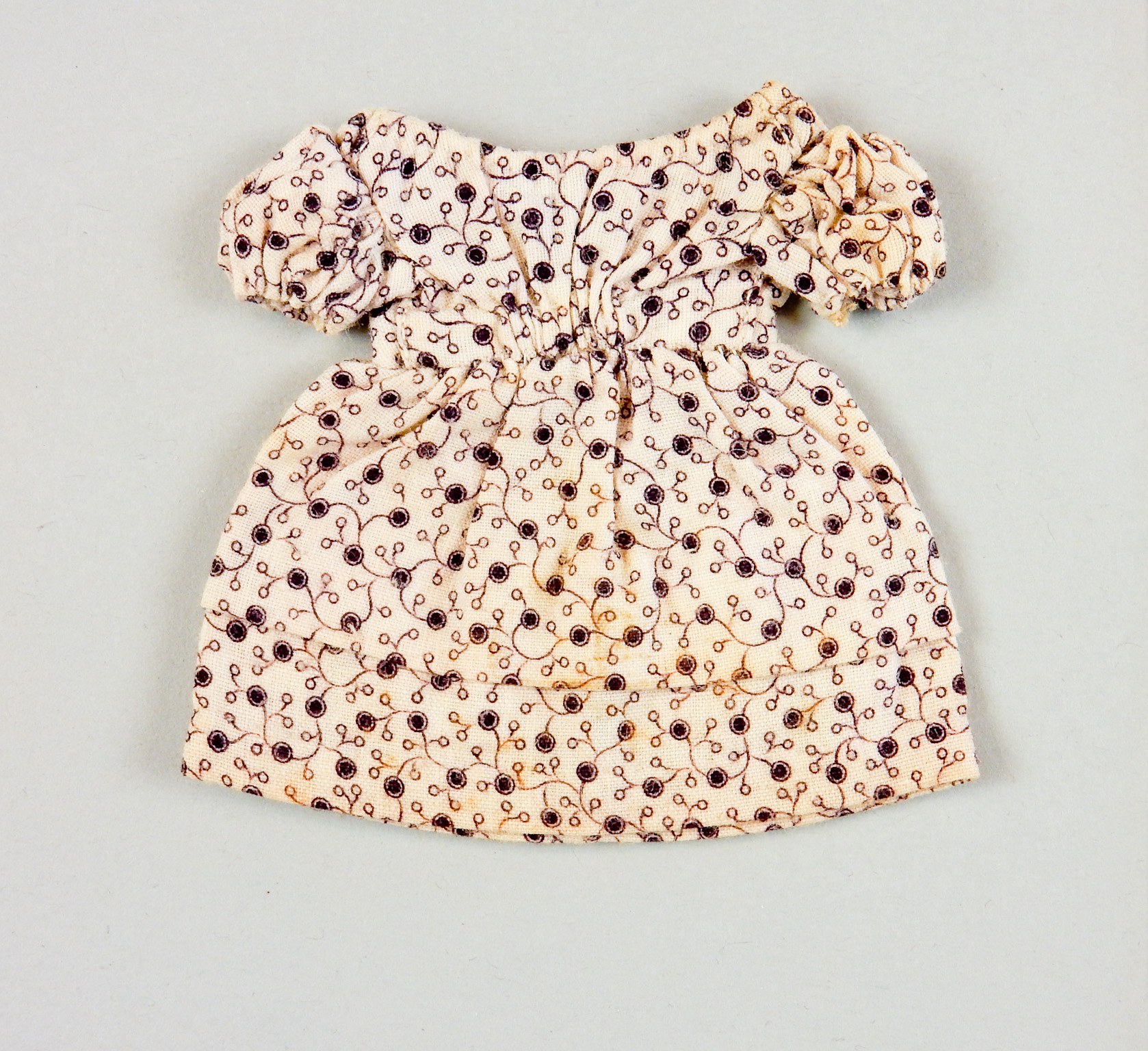 Weißes knielanges Sommerkleid mit rundem Halsausschnitt, kurzen Ärmeln und vollem Rock, das ein komplexes mehrfarbiges Muster auf einem leichten Stoff aufweist, das auf einer weißen Oberfläche präsentiert wird.