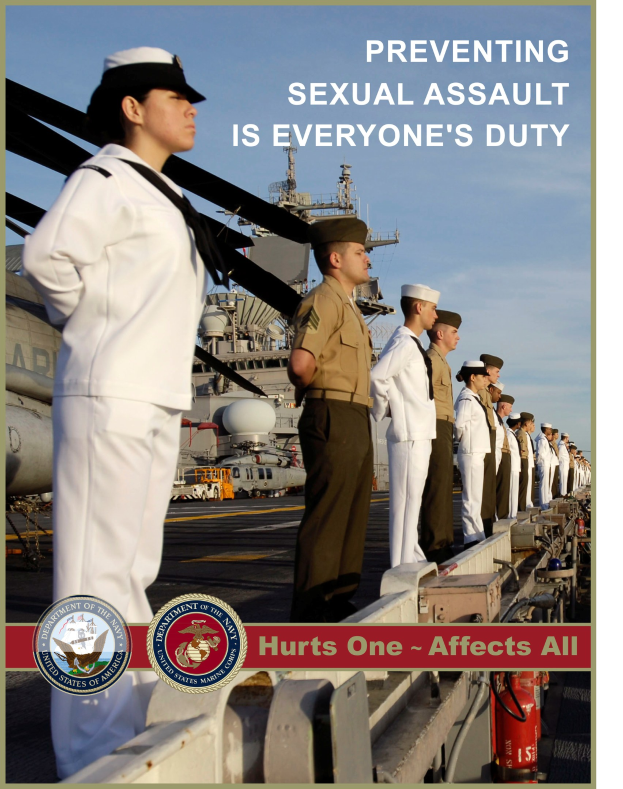 Plakat, das eine Gruppe von Menschen in weißen Uniformen und Mützen auf einem Schiffsdeck mit einem Feuerlöscher im Vordergrund, Himmel im Hintergrund und dem Text "Verhindern von sexueller Belästigung ist die Pflicht von allen - Einer tut weh, es betrifft alle" zeigt.