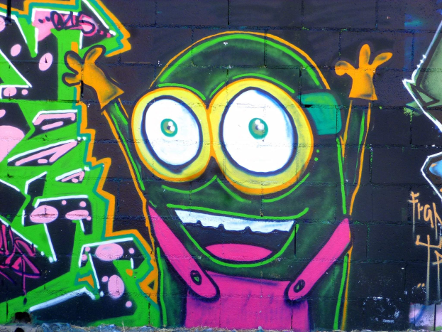 Buntfarbene Cartoon-Graffiti-Figur auf einer Wand gemalt.