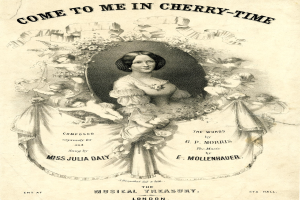 Ein Plakat mit einer Frau in einem weißen Kleid mit einer blauen Schärpe, die warm lächelt, mit ihrem Haar zu einem Knoten gebunden, umgeben von dem Text "Komm zu mir in Kirschzeit" in Kursivschrift auf einem hellrosa Hintergrund.