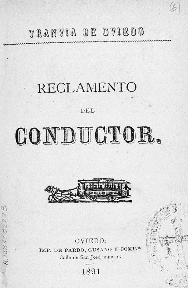 Ein altes Buch mit einer Bahnzeichnung auf dem Titelblatt, darunter der Text "Reglamento de Conductor" und ein Stempel auf der rechten Seite.
