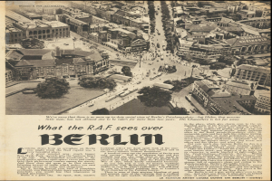 Alte Zeitung mit Schwarz-Weiß-Foto einer Stadtlandschaft mit Gebäuden, Bäumen und Fahrzeugen sowie Begleittext.