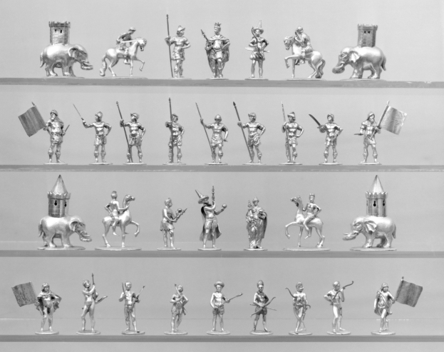 Ein Regal, das verschiedene Miniaturen zeigt, darunter Skulpturen von Menschen, Tieren und Gegenständen.