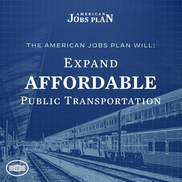 Plakat mit einem Zug auf einer Eisenbahnschiene mit mehreren Menschen in der Nähe, begleitet von einem Text, der besagt: "The American Jobs Plan Will Expand Affordable Public Transportation."