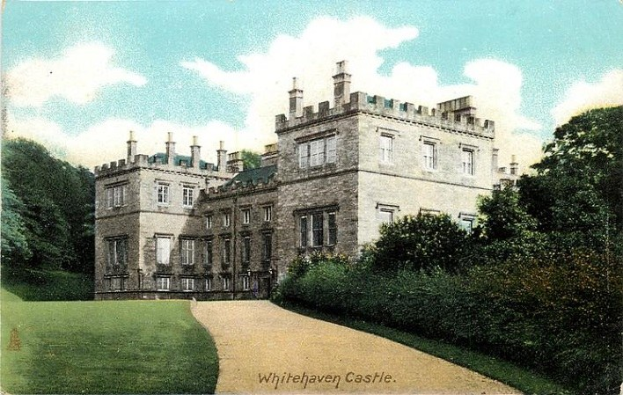 Alte Postkarte von Whitehaven Castle in Schottland zeigt ein großes Gebäude mit Fenstern, einen Weg, Gras, Pflanzen, Bäume und einen bewölkten Himmel, mit Text unten.