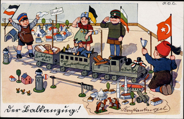 Kinder spielen mit einem Spielzeugrennwagen auf einem Bahngeleise in einem Wohngebiet mit Häusern und Bäumen, Text unten.