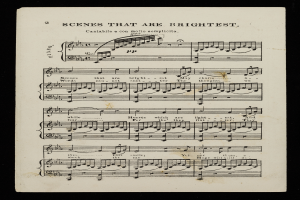 Ein altes Notenblatt mit den Worten "scenes that are brightest" darauf gegen einen schwarzen Hintergrund, gefüllt mit Musiksymbolen und Text.