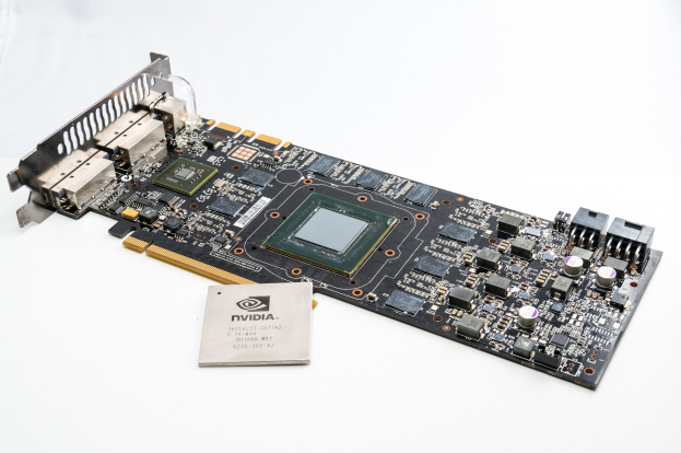 Nahaufnahme einer Mainboard mit einem Speicherchip, der mit Text beschriftet ist und auf einer weißen Oberfläche liegt.