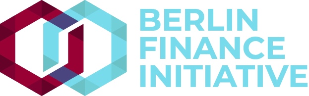 Logo der Berliner Finanzinitiative mit einem blauen Kreis mit weißer Umrandung und einem weißen "B" in der Mitte, umgeben von einem weißen Ring mit einem blau-weißen Karomuster, auf einem weißen Hintergrund mit fetter schwarzer Schrift "Berlin Finance Initiative."