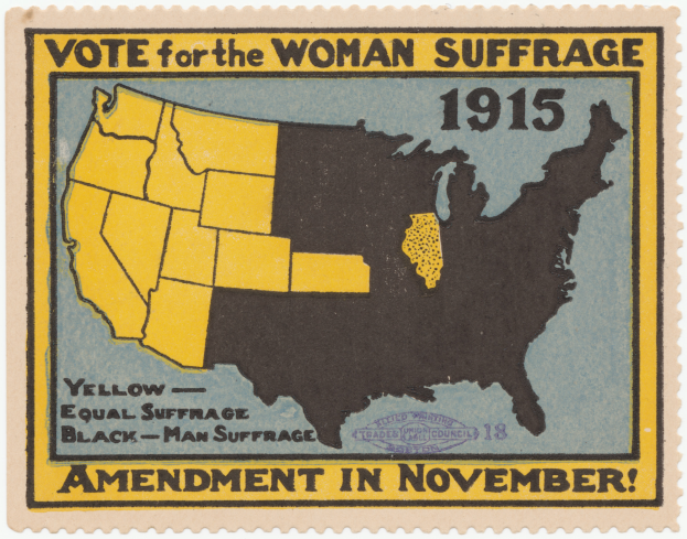 Ein Plakat mit einer Karte der Vereinigten Staaten in Blau-, Grün- und Gelbtönen mit der schwarzen, fetten Schrift "Vote for the Woman Suffrage" in der Mitte